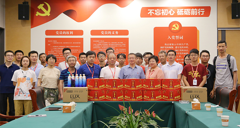 2019年高溫慰問(wèn)之江文化中心合影